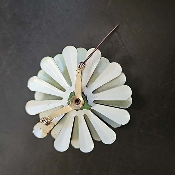 Enamel daisy pin - Picture 2 of 2